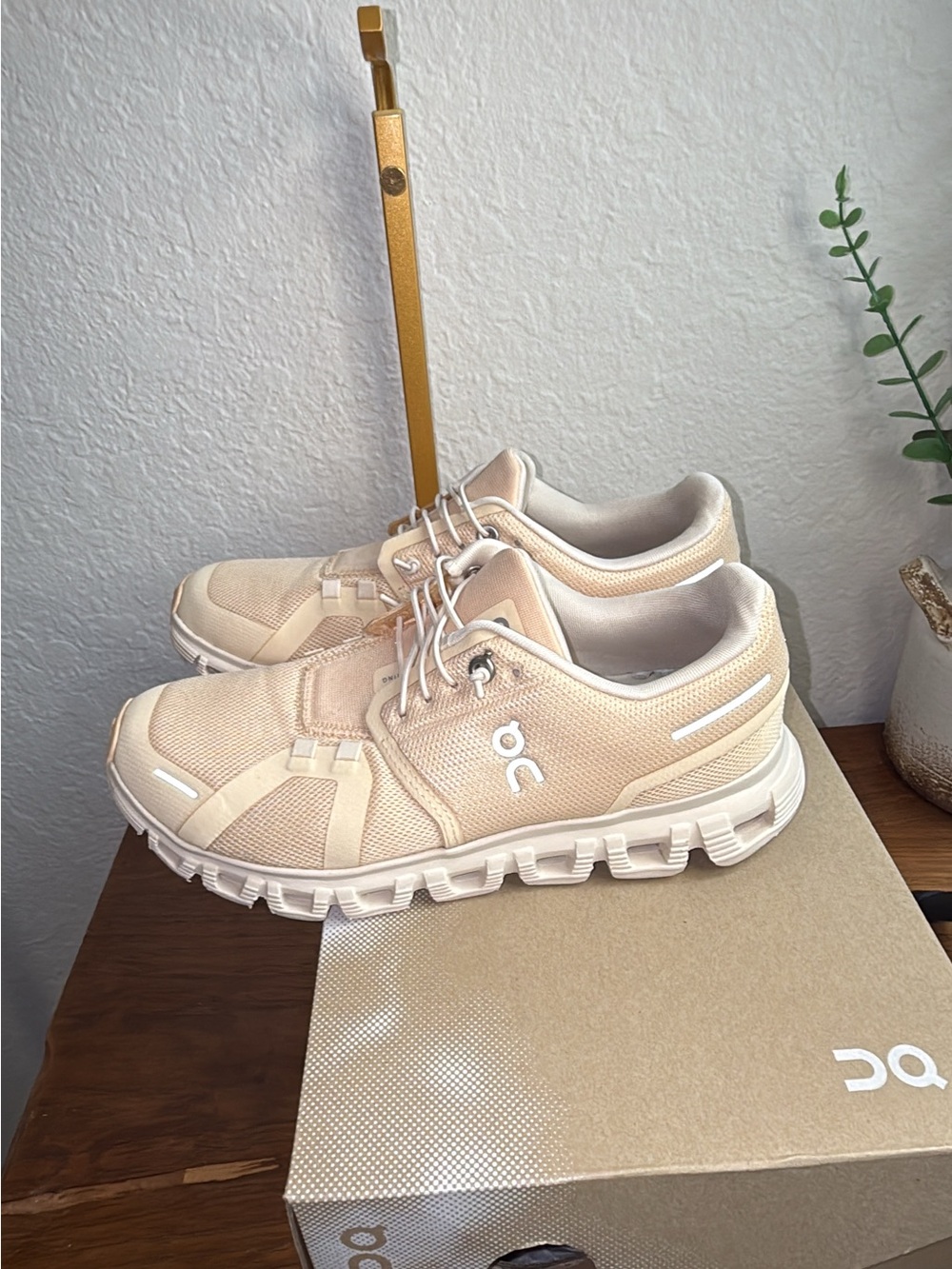On Running Cloud 6 Sneakers in Blonde/dew 7.5 - Picture 9 of 10